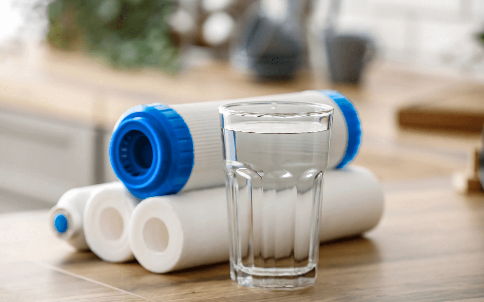 filtrirana in zmehčana pitna voda v kozarcu