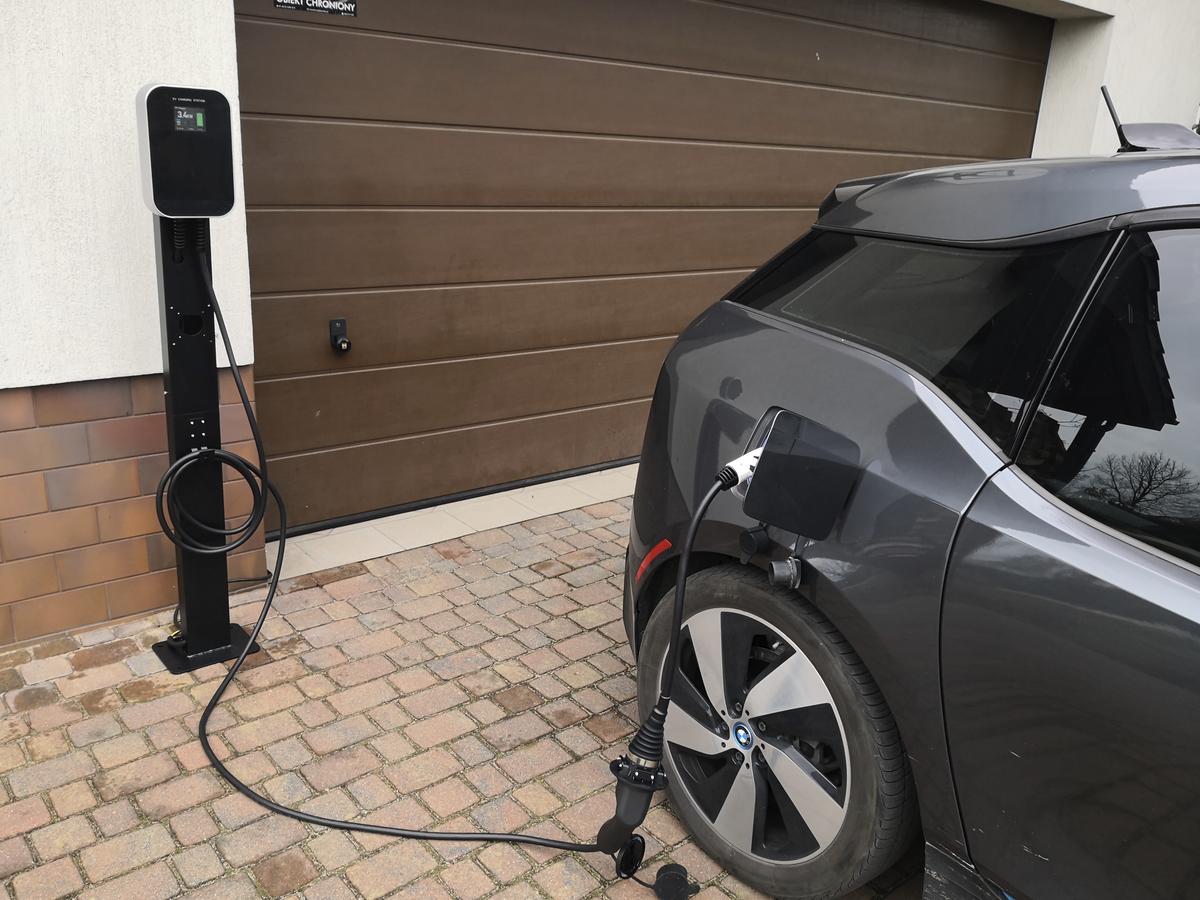 domača polnilna postaja, na katero je priklopljen avto