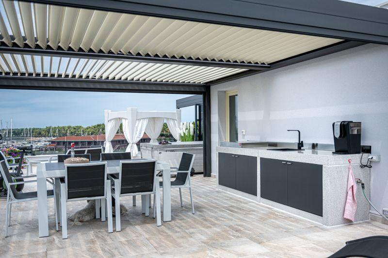 Moderna letna kuhinja