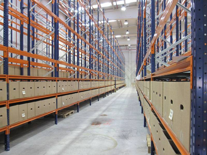 Kovinski regali za male delavnice in velika skladi&scaron;ča