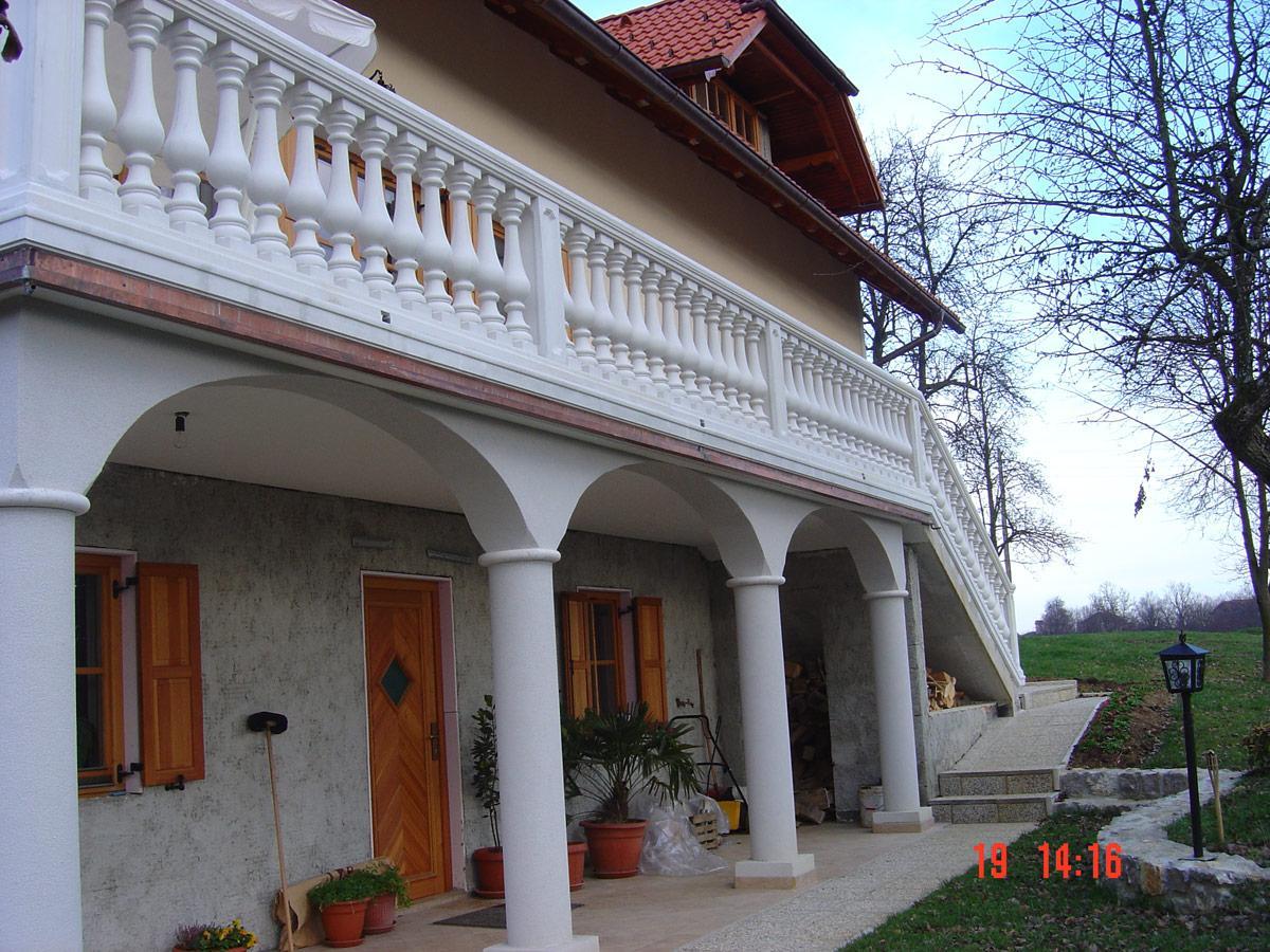 baročna betonska ograja s stebri