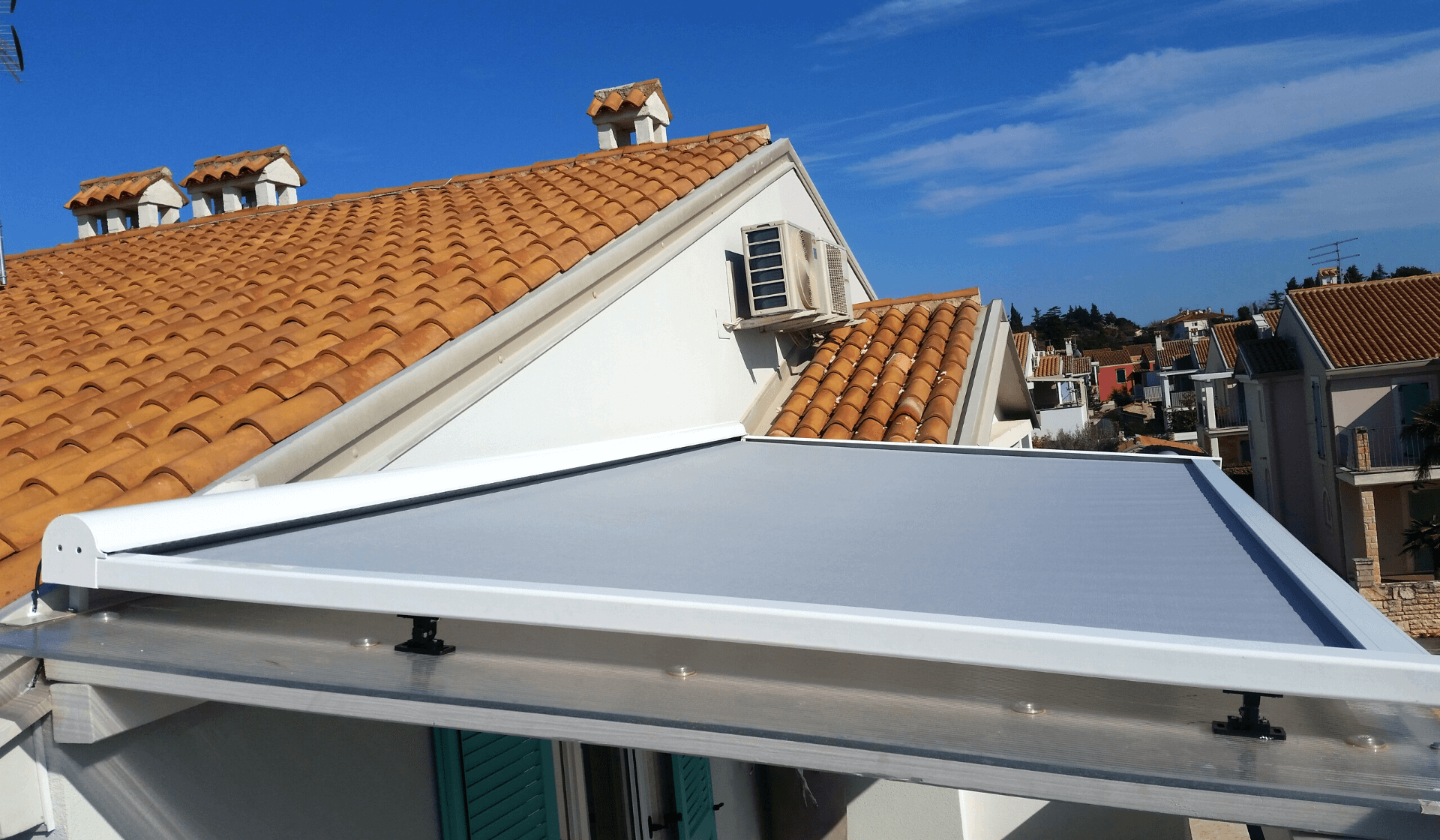 strešna tenda kot senčila za teraso