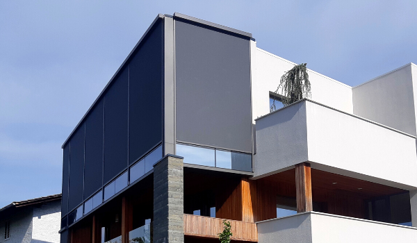 zunanja zip screen rolo senčila v črni barvi