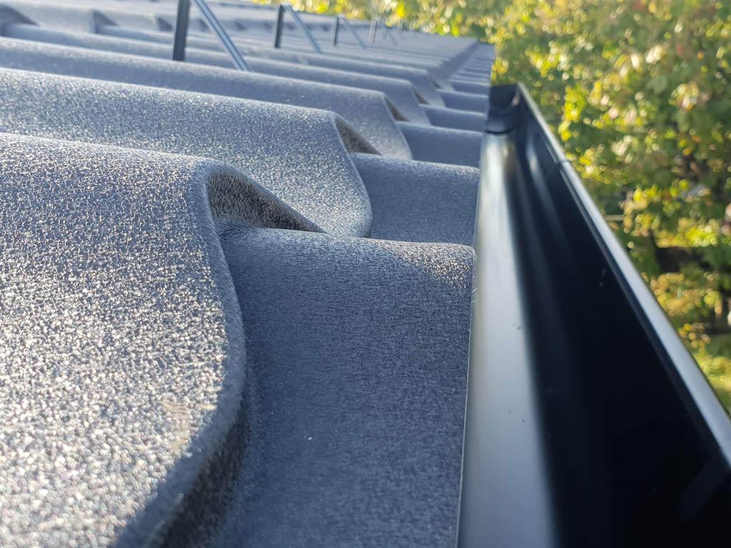 detajl na pločevinasti strehi