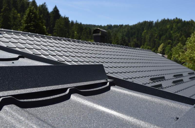 detajl na pločevinasti strešni kritini