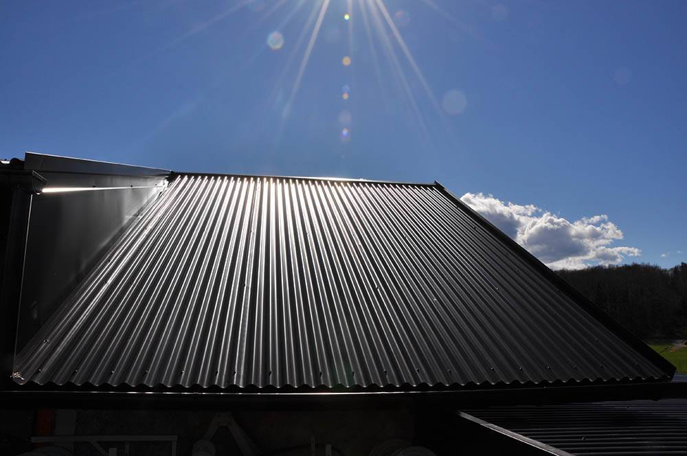 strešna kritina obsijana s soncem