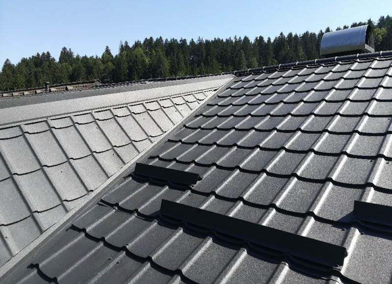 valovita strešna kritina črne barve