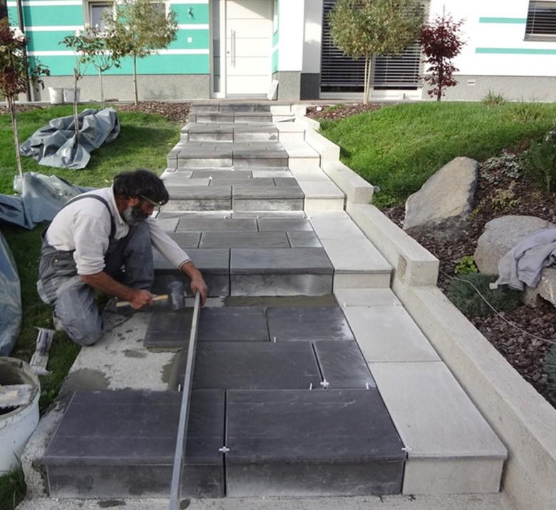 Polaganje pohodnih plošč