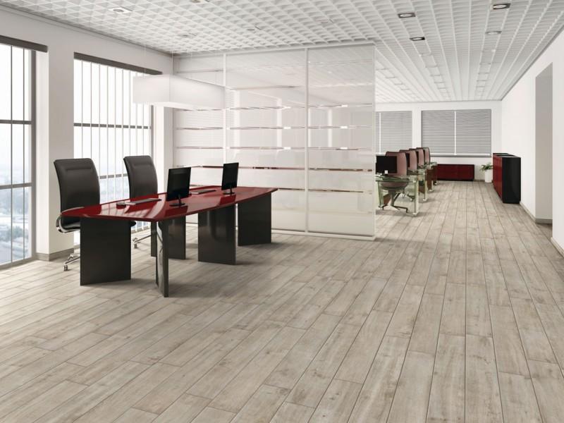 talne keramične ploščice imitacije lesa v kuhinji