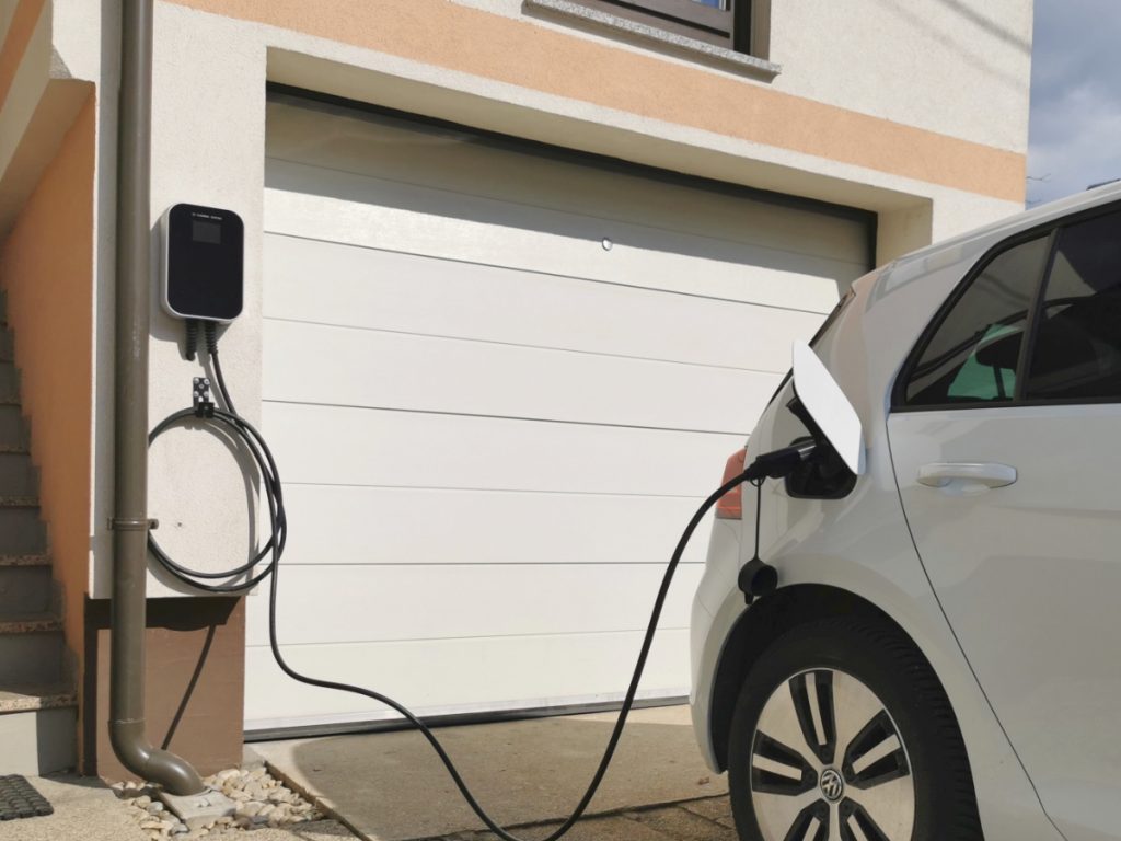 Polnilni kabel za avto