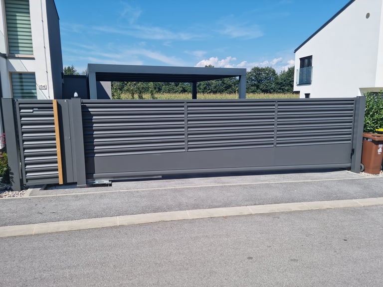 Drsna dvoriščna vrata iz aluminija
