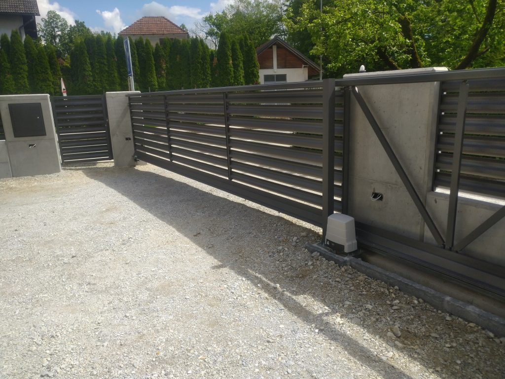 Drsna dvoriščna vrata