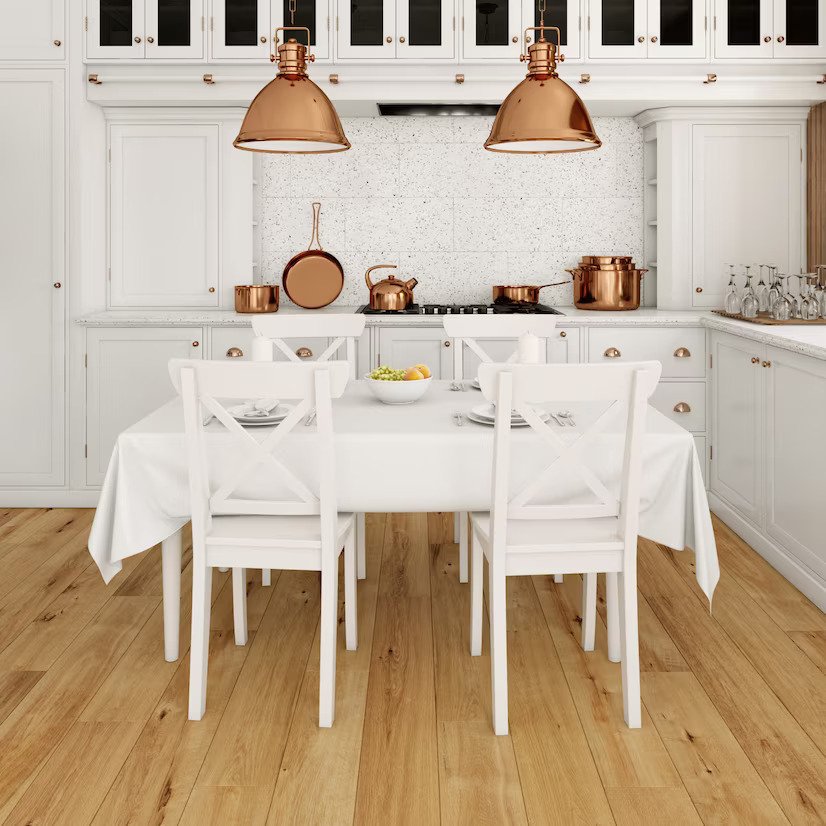 moderni-jedilniski-stoli-iz-lesa-v-beli-barvi