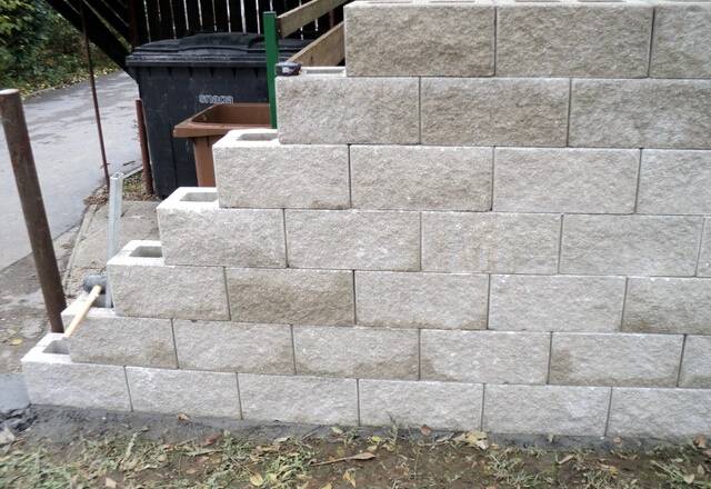 Škarpa iz betonskih zidakov