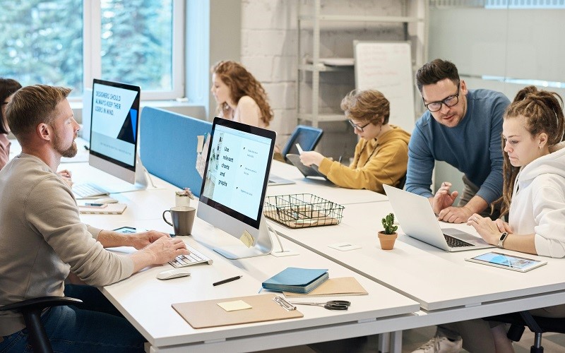 pisarna z zadovoljnimi delavci