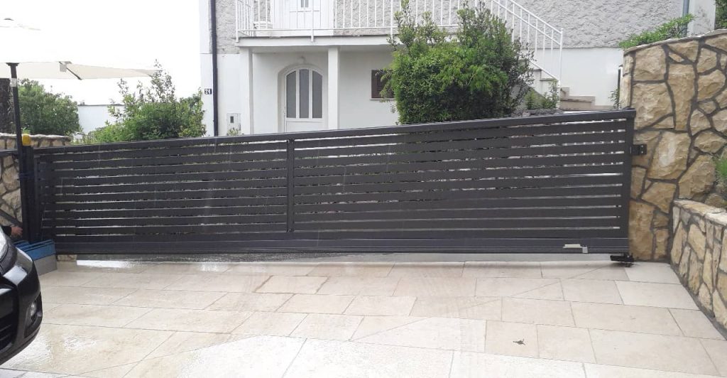 Drsne dvoriščne ograje