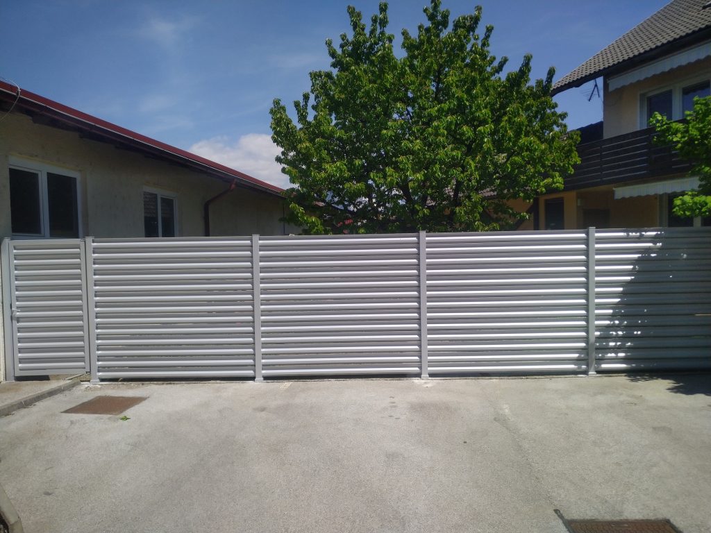 Dvoriščna ograja s horizontalnimi letvami