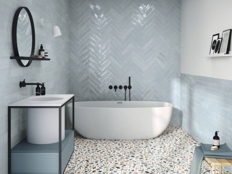 Nežna kopalniška keramika v modrem