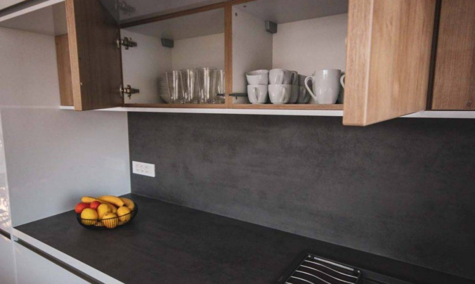 Moderna kuhinja visokega sijaja in temnim pultom