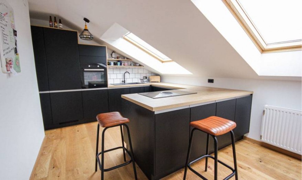 Moderna črna kuhinja v mansardi