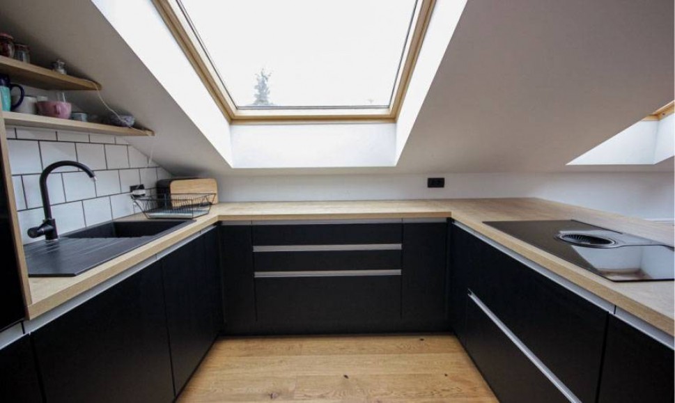 Mansardna črna U kuhinja