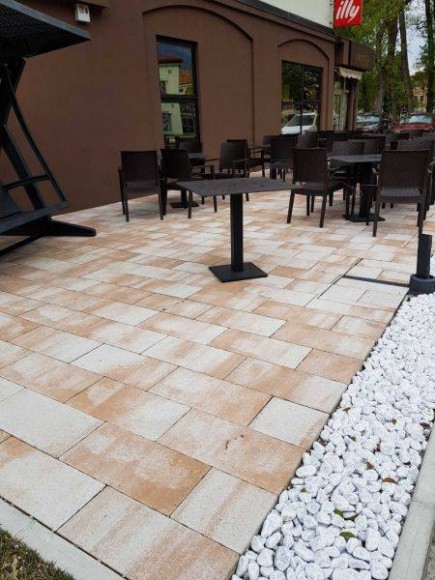 Tlakovanje dvorišč s tlakovci Mega Combo Mocca