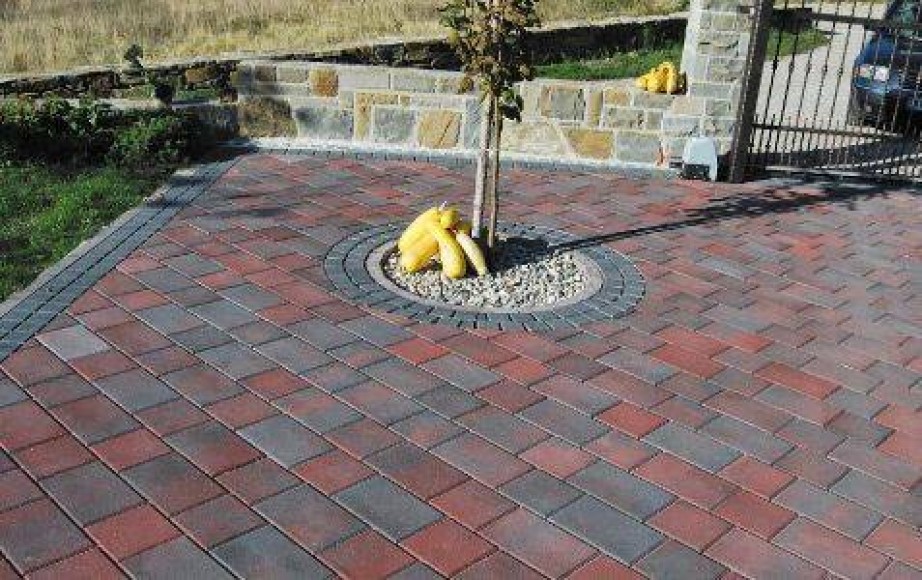 Tlakovanje dvorišča s tlakovci Multimo Multicolor