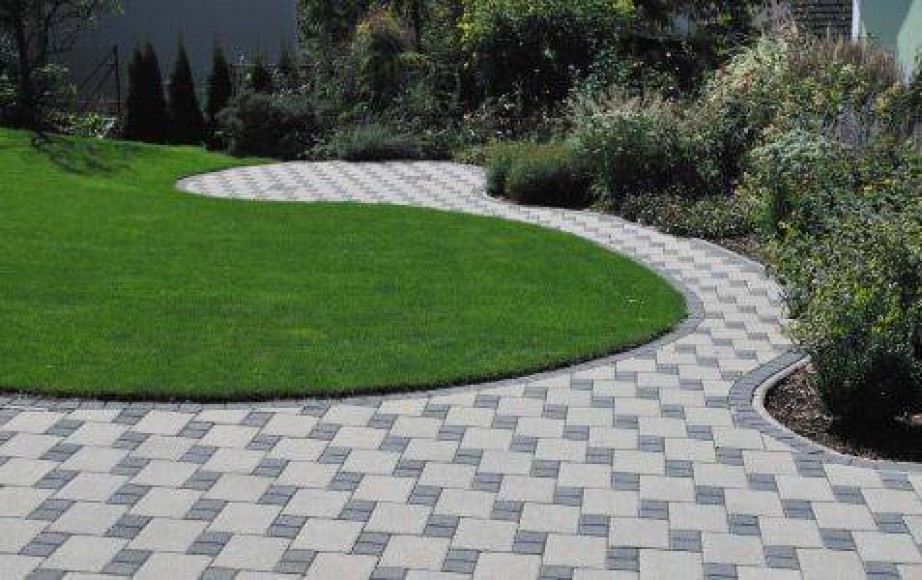 Tlakovanje dvorišča s tlakovci Multimo vzorec