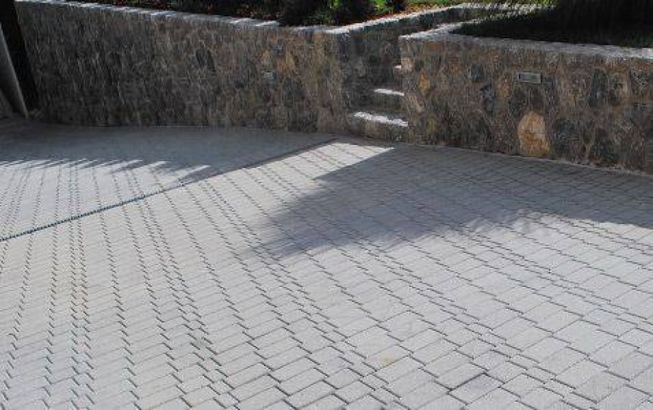 Tlakujte dvorišče s tlakovci Nostalit - sivi