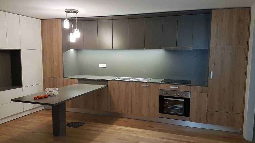 Jedilna miza v kuhinji