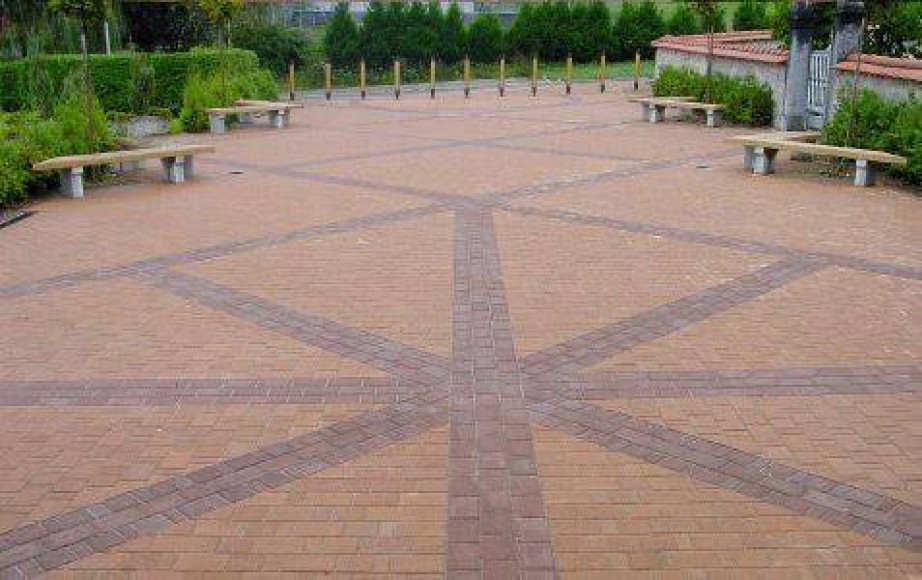 Poceni betonski tlakovci v pastelnih in rjavih tonih