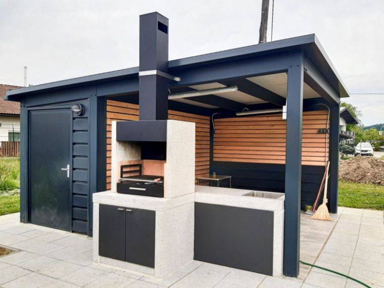 Žar v elegantni letni kuhinji