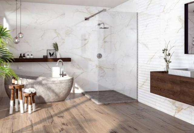 Talne ploščice za kopalnico v imitaciji lesa so praktične in prefinjenega videza