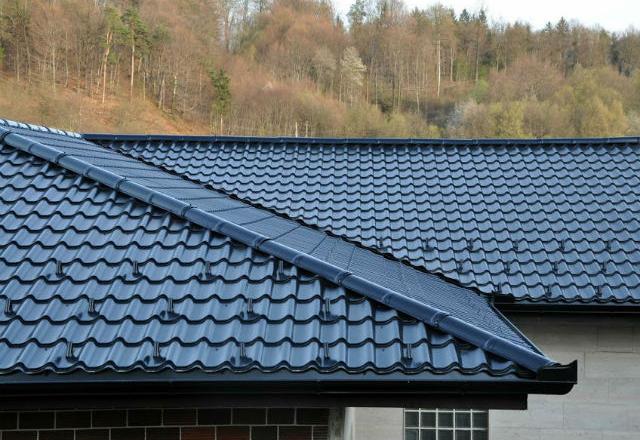 Pokrivanje strehe s pločevino je vse bolj priljubljeno