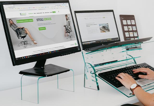 Nastavljivo stojalo za prenosnik in ergonomski korektor drže